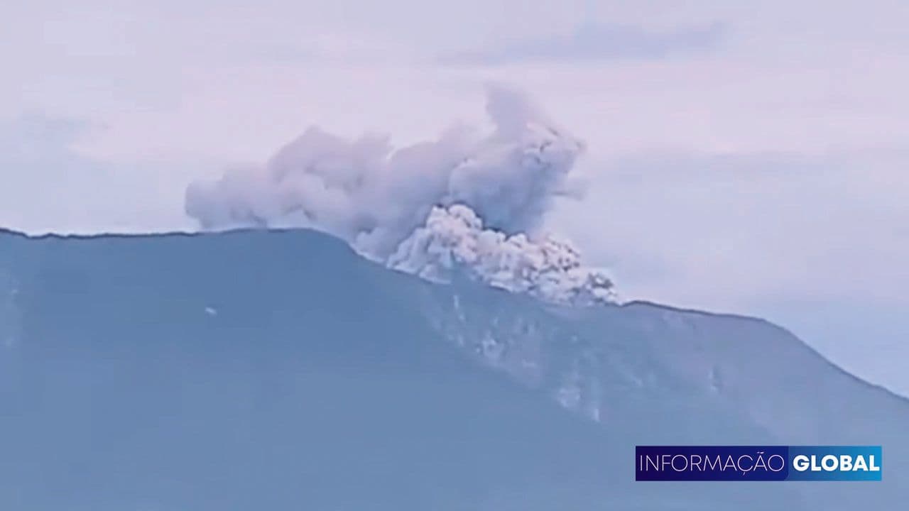 Vulcão na Indonésia entra em erupção e lança coluna de cinzas de 10 mil metros, provocando alerta internacional Vulcão Lewotobi Laki-laki na Indonésia entra em erupção.